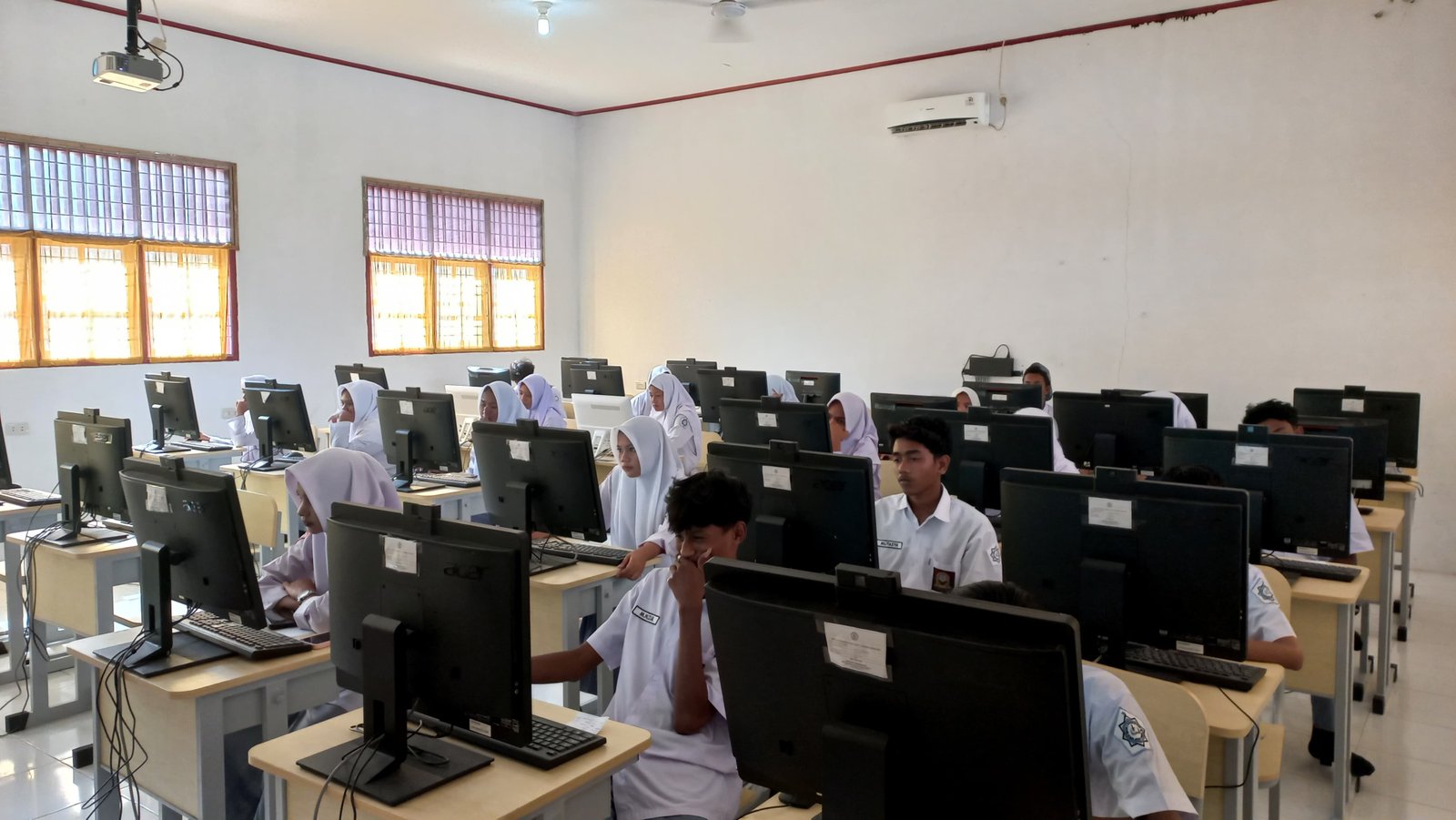 Siswa Kelas 11 SMA Negeri 1 Kuta Makmur Mengikuti Simulasi ANBK 2025